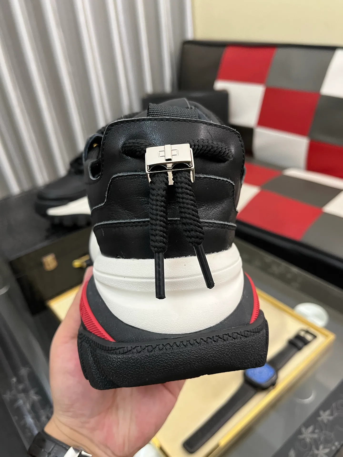 Men's shoes 💰: 800⌚️⌚️🔝High version The new PRADA (Prada) counters are launched simultaneously. The new men's shoes and 😘fabric are selected from first-layer cowhide and are made by pure handicrafts. Lining: Full cowhide lining. 👍🏿 High-end ☄️ air-cushion molded anti-slip rubber outsole, exquisite lines, simple and elegant, comfortable and high-end for leisure travel. Code number: 38 to 443️⃣Colors available